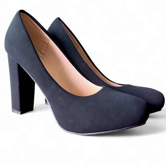 Black Classic Round Toe Pumps - Picture 4 of 6